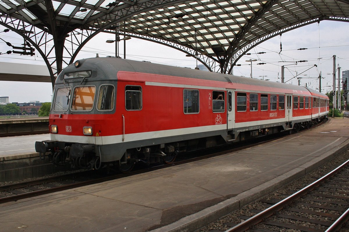 RE8 (RE10838)  Rhein-Erft-Express  von Köln Messe/Deutz nach Kaldenkirchen erreicht am 16.8.2017 den Kölner Hauptbahnhof. Schublok war 111 126.