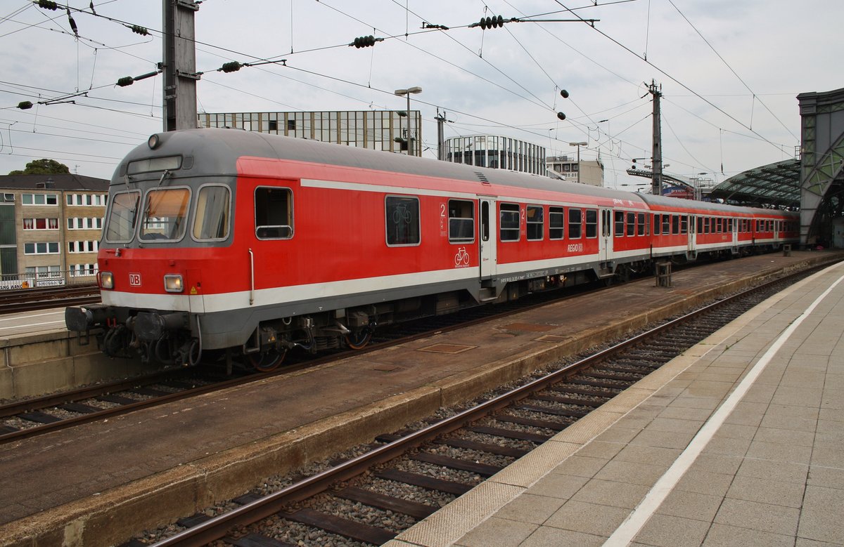 RE8 (RE10838)  Rhein-Erft-Express  von Köln Messe/Deutz nach Kaldenkirchen steht am 16.8.2017 im Kölner Hauptbahnhof bereit. Schublok war 111 126.