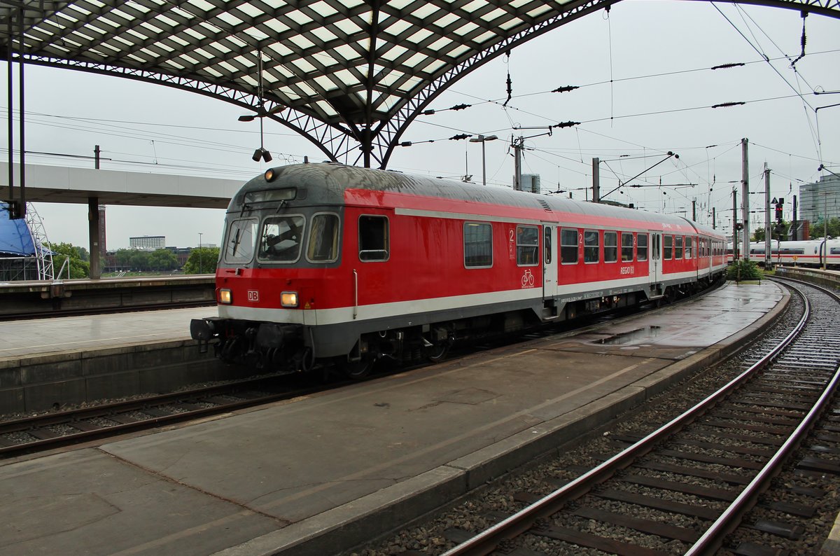 RE8 (RE10838)  Rhein-Erft-Express  von Köln Messe/Deutz nach Kaldenkirchen erreicht am 18.8.2017 den Kölner Hauptbahnhof. Schublok war 111 126.