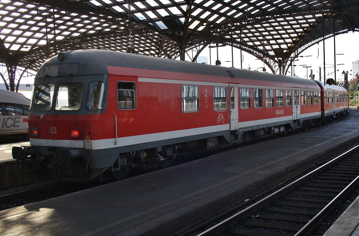 RE8 (RE10839)  Rhein-Erft-Express  von Kaldenkirchen nach Köln Messe/Deutz verlässt am 3.7.2017 den Kölner Hauptbahnhof. Zuglok war 111 037-8.