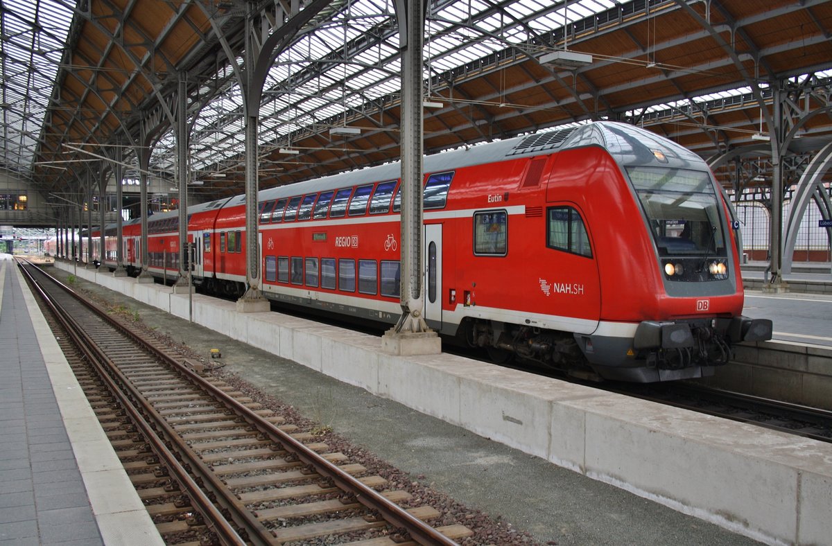 RE8 (RE21415) von Lübeck-Travemünde Strand nach Hamburg Hauptbahnhof wartet am 25.6.2017 im Lübecker Hauptbahnhof. Schublok war 112 173-0. 