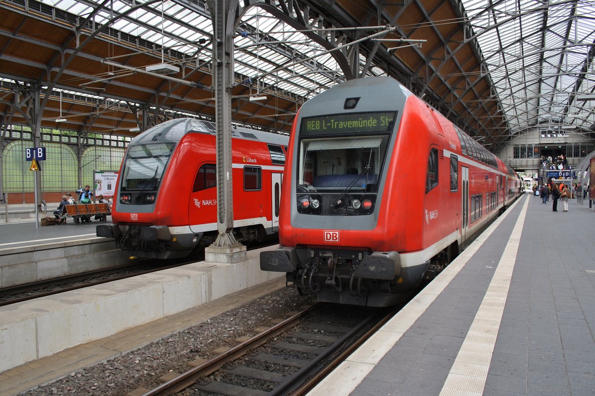 RE83 (RE21620) nach Kiel Hauptbahnhof trifft am 25.6.2017 im Lübecker Hauptbahnhof auf den RE8 (RE21420) von Hamburg Hauptbahnhof nach Lübeck-Travemünde Strand. 