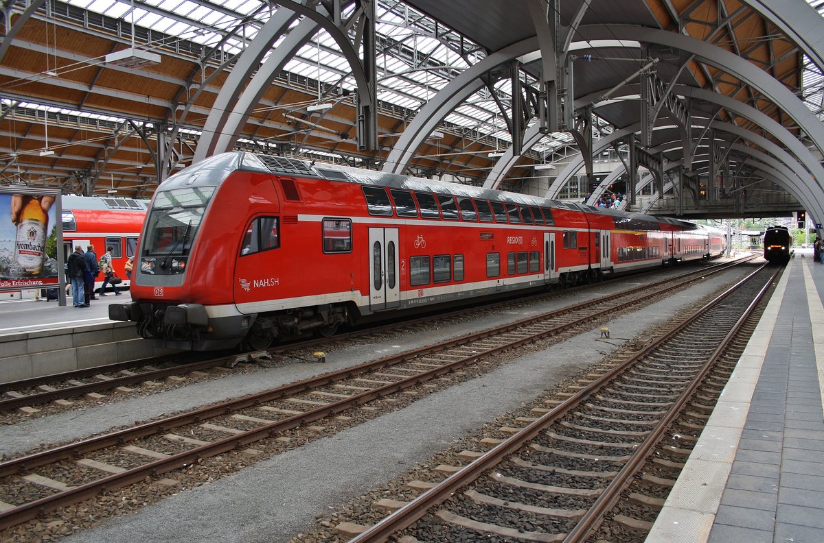 RE83 (RE21624) von Lübeck Hauptbahnhof nach Kiel Hauptbahnhof steht am 25.6.2017 im Startbahnhof bereit. Zuglok war 218 460-4.