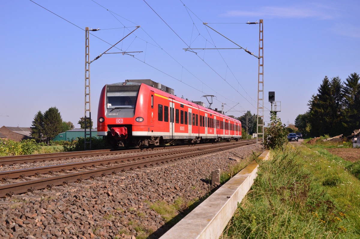 RE8/425 535-2 als Halbzug aus Koblenz kommend, hier ist er nach Mönchengladbach fahrend bei Gubberath zu sehen.....11.10.2015