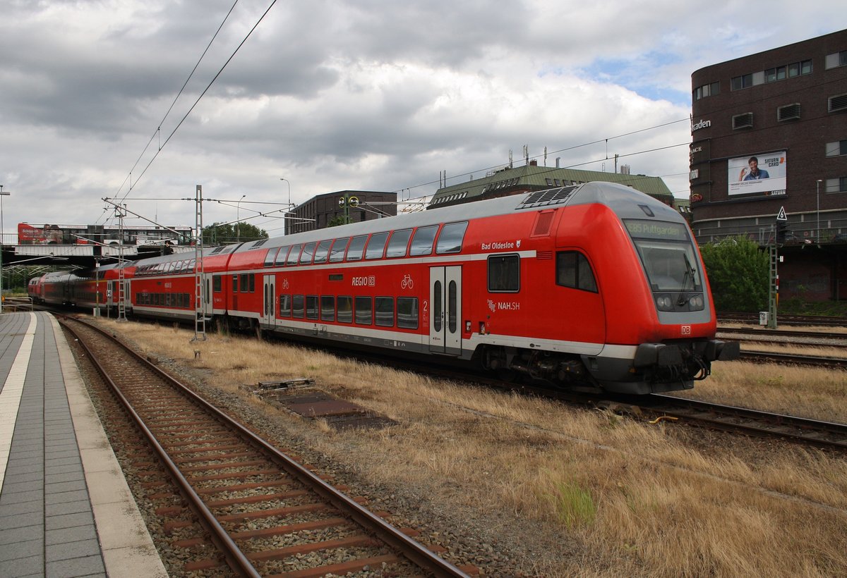 RE85 (RE21450) von Hamburg Hauptbahnhof nach Puttgarden fährt am 25.6.2017 aus dem Lübecker Hauptbahnhof aus. Zuglok war 218 333-3.