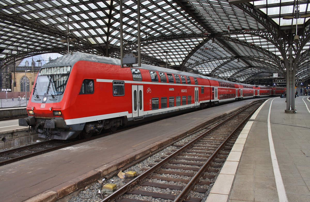 RE9 (RE10919)  Rhein-Sieg-Express  von Aachen Hauptbahnhof nach Siegen wartet am 1.7.2017 im Kölner Hauptbahnhof auf Abfahrt. Schublok war 111 158.