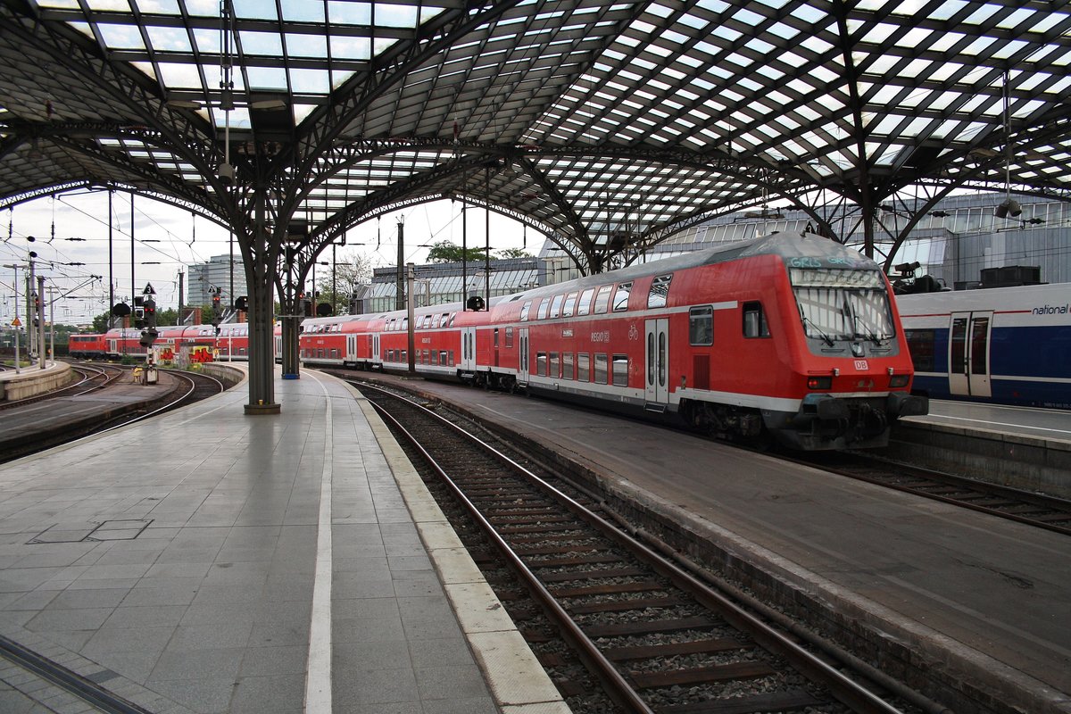 RE9 (RE10927)  Rhein-Sieg-Express  von Aachen Hauptbahnhof nach Siegen macht sich am Abend des 16.8.2017 im Kölner Hauptbahnhof auf den Weg. Zuglok war 111 158.