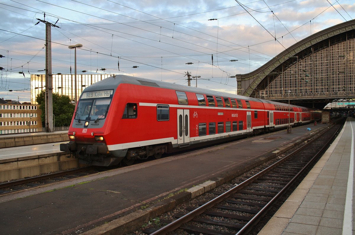 RE9 (RE10932)  Rhein-Sieg-Express  von Siegen hat am Abend des 3.7.2017 das Ziel der Fahrt, den Kölner Hauptbahnhof erreicht. Schublok war 111 116.
