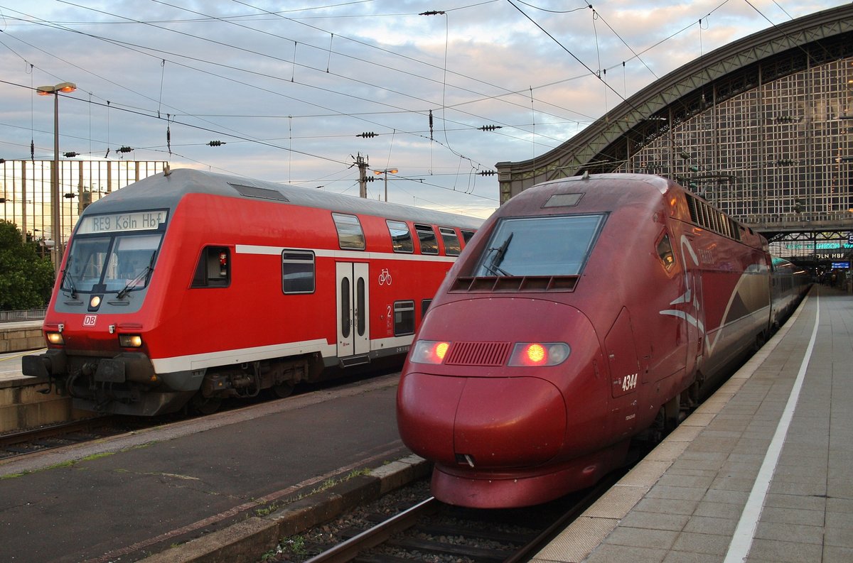 RE9 (RE10932)  Rhein-Sieg-Express  von Siegen nach Köln Hauptbahnhof mit 111 116 trifft am 3.7.2017 im Kölner Hauptbahnhof auf 43 449-2 als THA9473 von Paris Nord nach Dortmund Hauptbahnhof.