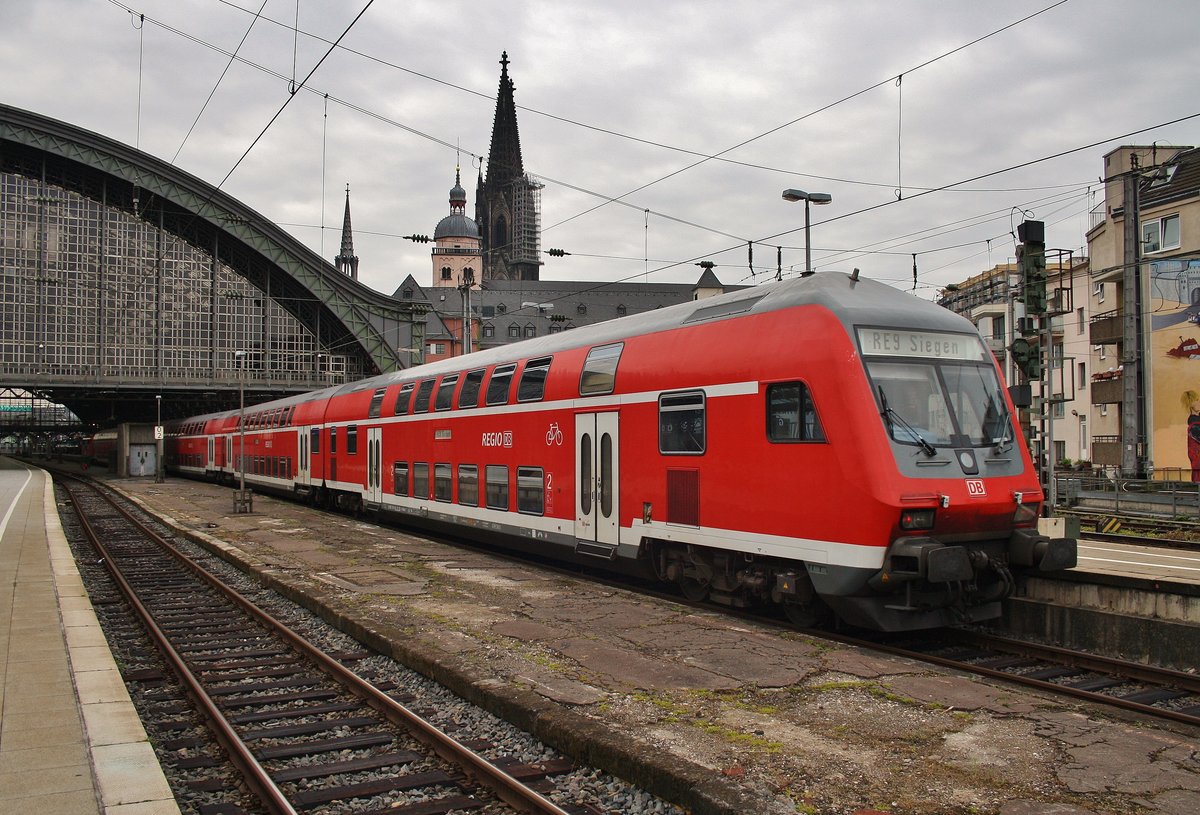 RE9 (RE10953)  Rhein-Sieg-Express  von Köln Hauptbahnhof nach Siegen fährt am Morgen des 2.7.2017 in den Startbahnhof ein. Zuglok war 111 093.
