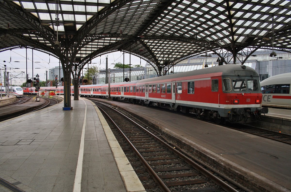 RE9 (RE11591)  Rhein-Sieg-Express  von Köln Hauptbahnhof nach Siegen macht sich am 2.7.2017 im Startbahnhof auf den Weg. Zuglok war 111 037-8.