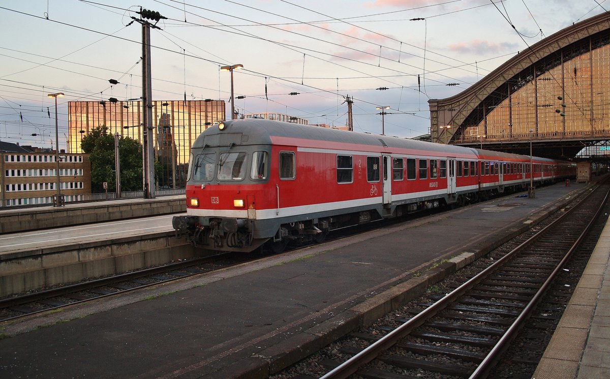 RE9 (RE11596)  Rhein-Sieg-Express  kam am Abend des 2.7.2017 von Siegen nach Köln Hauptbahnhof, soeben wird dieser in die Abstellung verlassen. Schublok war 111 037-8.