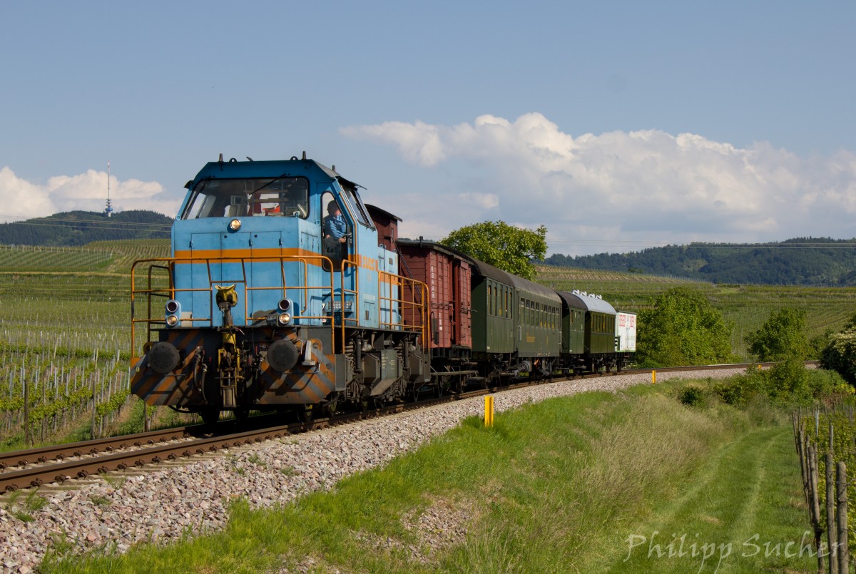 Rebenbummler 18.05.2014 - SWEG V103 mit dem Museumszug bei Burkheim