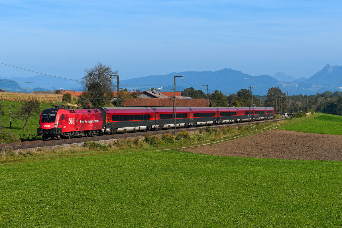 Recht dunstig war es am 02. Oktober 2023 im Berchtesgadener Land. Trotzdem war mir die 1116.225 vor dem RJX 862 von Flughafen Wien nach Bregenz ein Bild wert. Entstanden ist die Aufnahme bei Straß, im Hintergrund kann man die Salzburger Hausberge erkennen. 