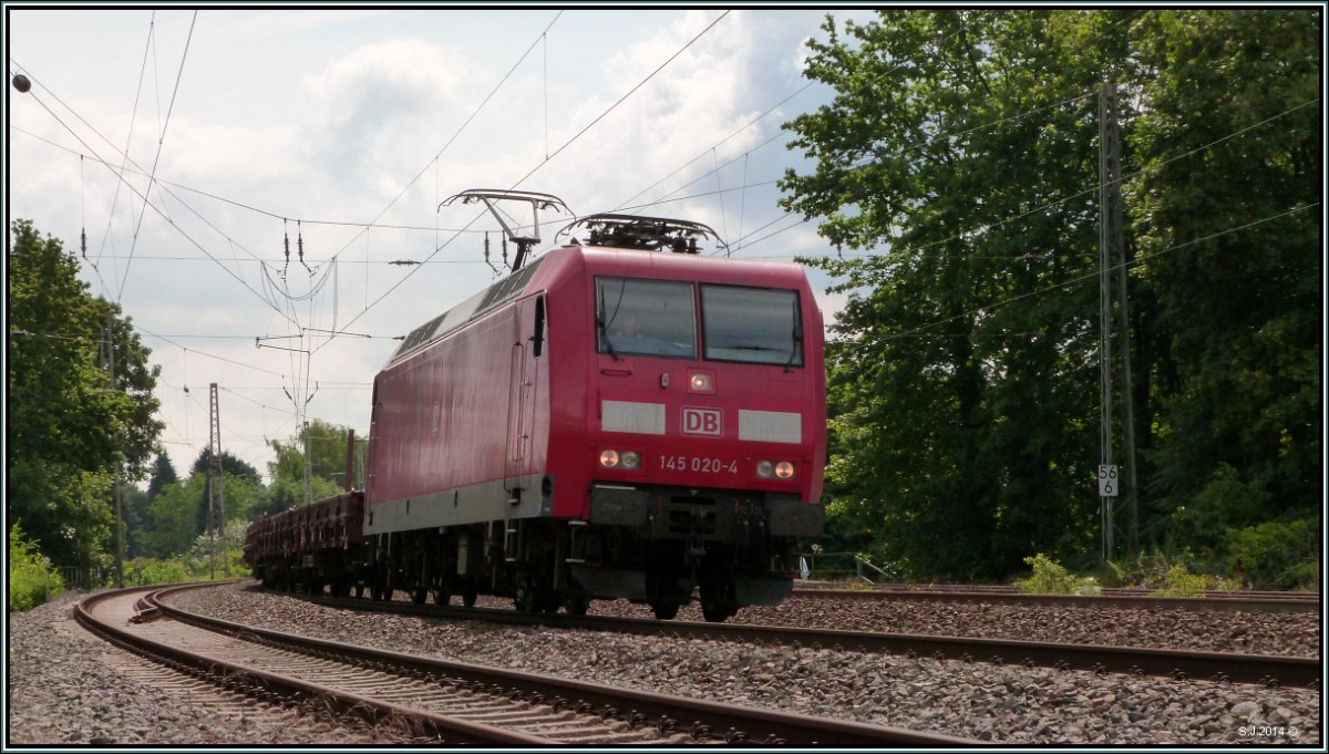 Recht flott war die 145 020-4 im Gleisbogen bei Eschweiler mit ihrer Güterfracht unterwegs,als dieses Foto geschossen wurde. Szenario vom 30.Juli.2014 (P&R) am Bahnhof Eschweiler.