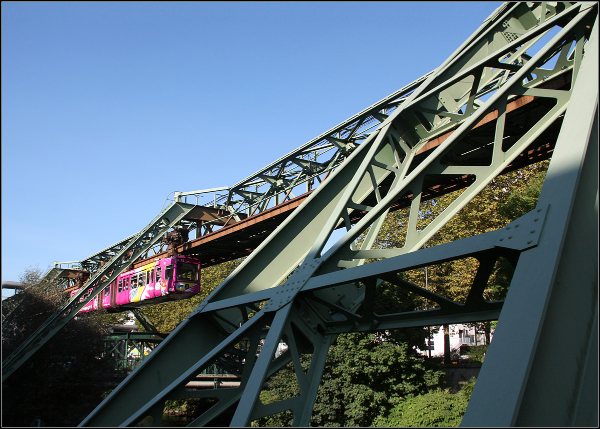 Recht klein wirkt die Bahn im Vergleich zur Konstruktion ihres Fahrweges -

Schwebebahn östlich der Station Ohligsmühle in Wuppertal.

10.04.2014 (M)