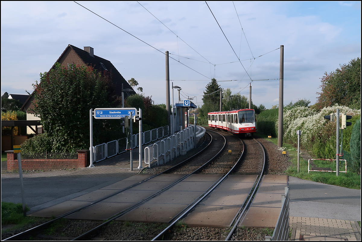 Recht ländlich -

... liegt die Stadtbahnhaltestelle Obernette an der Dortmunder Stadtbahnlinie U47 nach Westerfilde. Der B80C/8-Triebwagen hat auf der einer Kleinbahn ähnelnden Strecke keinen Zwischenhalt mehr bis zu seiner Endstation in Westerfilde.  Zu Straßenbahnzeiten ging die Strecke weiter bis Mengede. Dorthin fährt heute die S2, zu der in Westerfilder umgestiegen werden kann.

15.10.2019 (M)