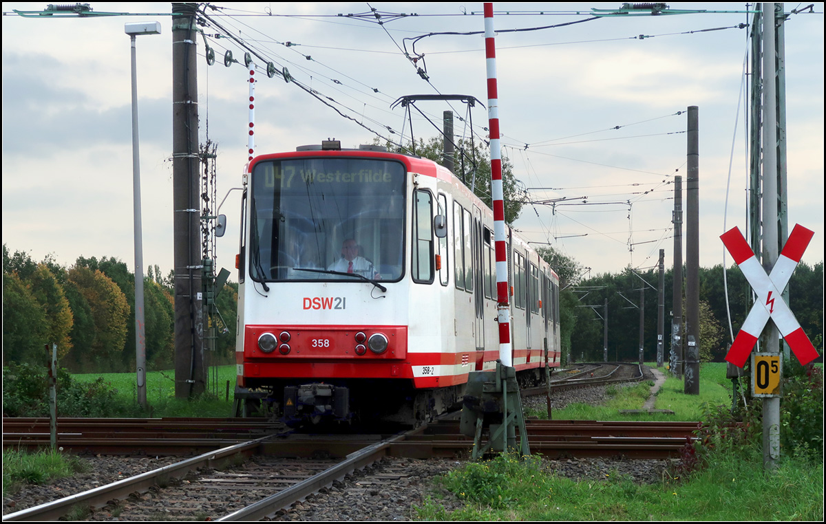 Recht langsam und vorsichtig -

... fährt der B80C/8-Stadtbahnwagen über die Kreuzung mit der DB-Güterzugstrecke kurz vor der Haltestelle Obernette auf der U47-Strecke nach Dortmund-Westerfilde.

15.10.2019 (M)