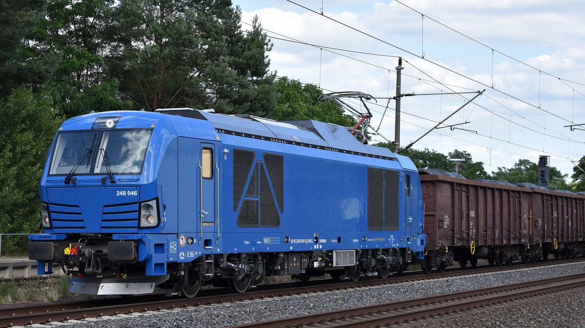 Recht neue RRL - RIVE Rail Leasing Limited, Dublin [D] Vectron Dual Lok  248 046  [NVR-Nummer: 90 80 2248 046-5 D-NRAIL], aktueller Mieter? mit einem Ganzzug österreichischer Hochbordwagen mit Drahtrollen beladen am 28.06.23 Höhe Bahnhof Glöwen.
