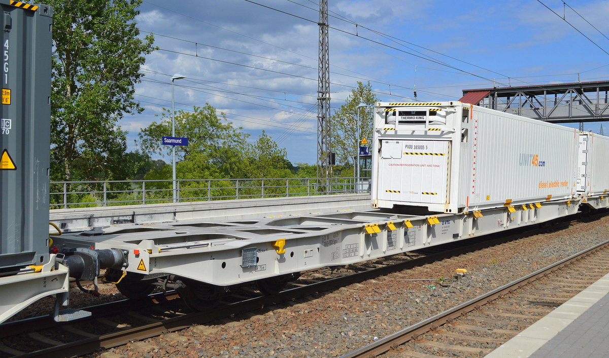 Recht neuer Drehgestell-Containertragwagen vom Einsteller VTG Schweiz mit der Nr. 33 TEN 80 D-VTGCH 4576 289-9 Sggnss S247 in einem Ganzzug am 14.05.20 Bf. Saarmund.