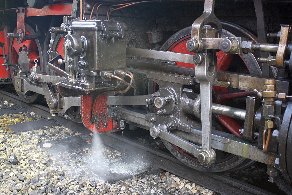 Rechte Triebwerksseite mit Schmierpresse der 298.56 des Club 760. Bild aufgenommen am 21.September 2013 in Stainz.

