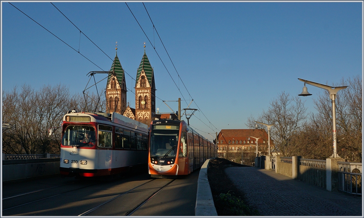 Rechte verschiedene Strassenbahnen der Linie 3 begegenen sich auf der Brücke beim Freiburger Hauptbahnhof. 
30. Nov. 2016
