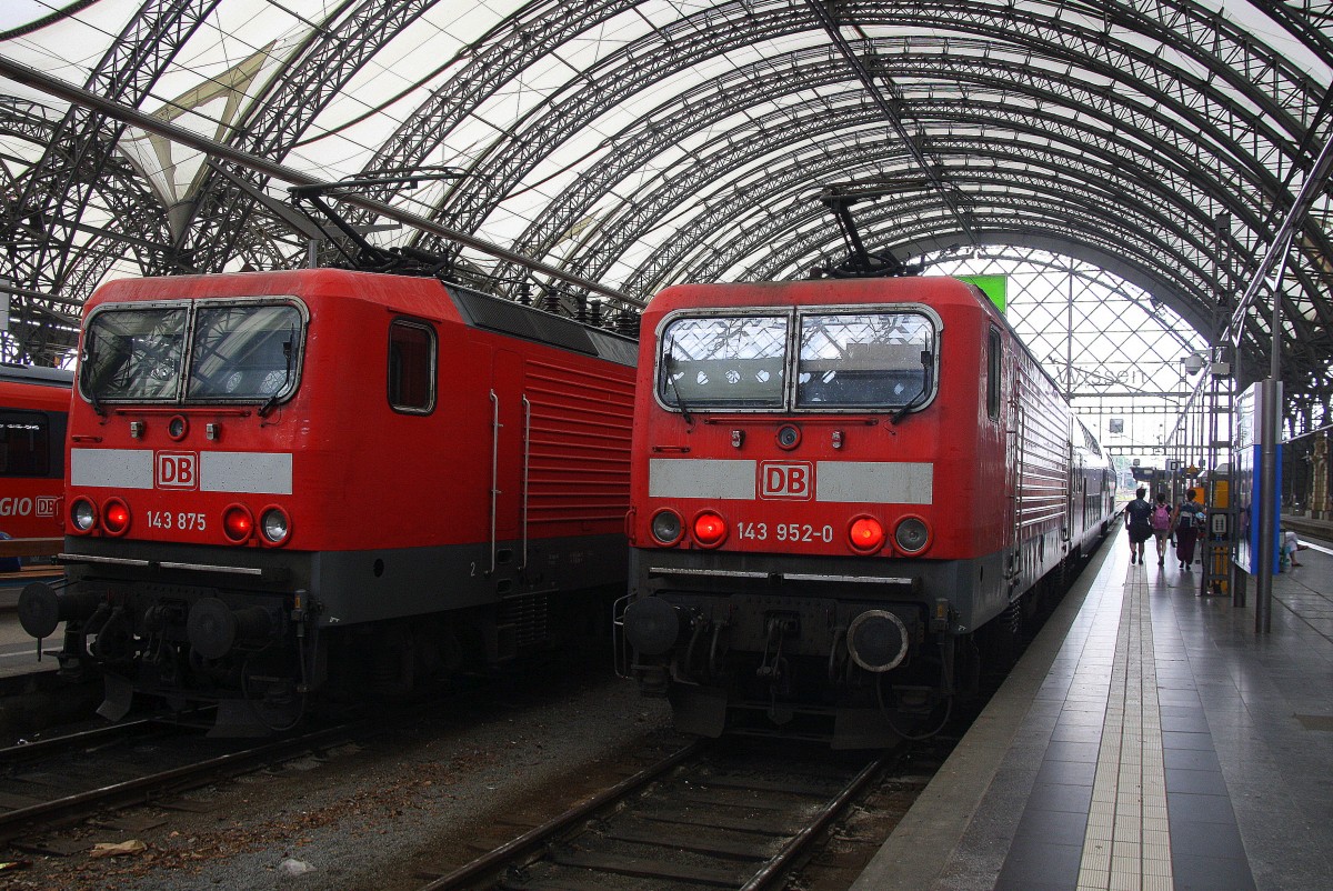 Rechts 143 875-3 DB steht mit einem RE. Links ist die 143 952-0 DB steht auch mit einem RE. Aufgenommen vom Dresdener-Hbf. Bei Sommerwetter am Nachmittag vom 16.7.2015.