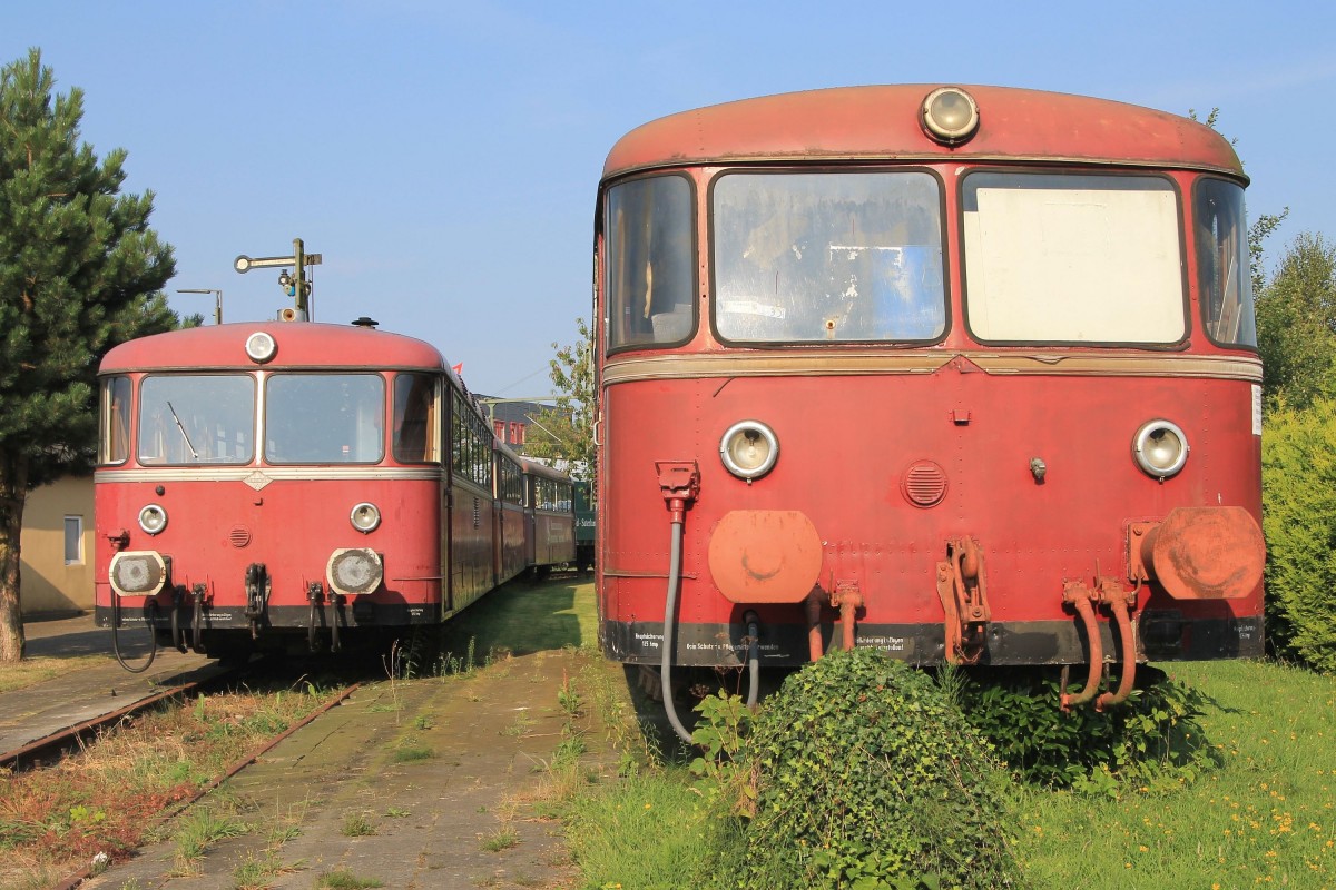 Rechts 796 699-2 (Baujahr: 1960) und links 798 659-9 (Baujahr: 1959), 996 304 (Baujahr: 1959), 798 822-1 (Baujahr: 1959) der Museumseisenbahn Ammerland-Barßel-Saterland in Ocholt am 1-8-2014.