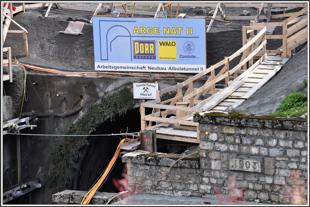 Rechts das alte Tunnelportal von 1903 und links davon das neue Portal des Albulatunnel II. Die RhB Kommunikationsverantwortliche Yvonne Dünser hat sich hier auf der Anschlagstafel vom 31.08.2015 gleich mal verewigt. (15.09.2015)