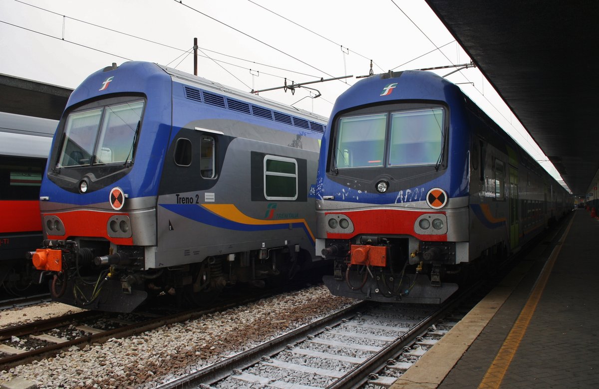 Rechts im Bild wartet am 1.10.2016 der R2231 nach Bologna Centrale in Venezia Santa Lucia. Links steht eine abgestellte Dosto-Einheit.
