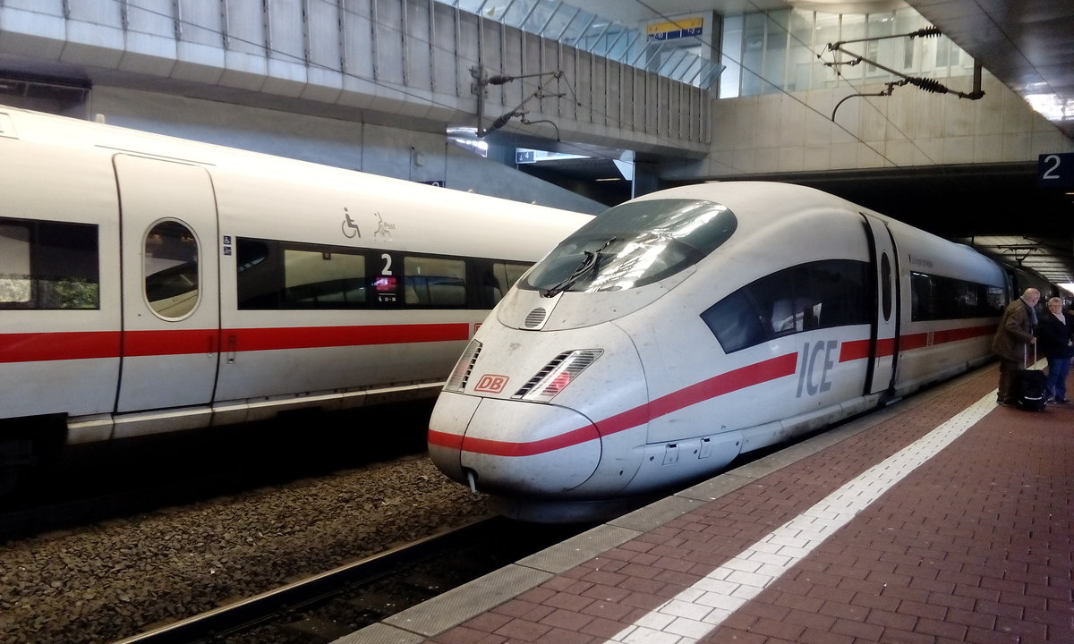 Rechts. ICE 3 Richtung München, links ICE T Richtung Berlin im
Bahnhof Kassel Wilhelmshöhe.
Aufgenommen am 30.03.2019.