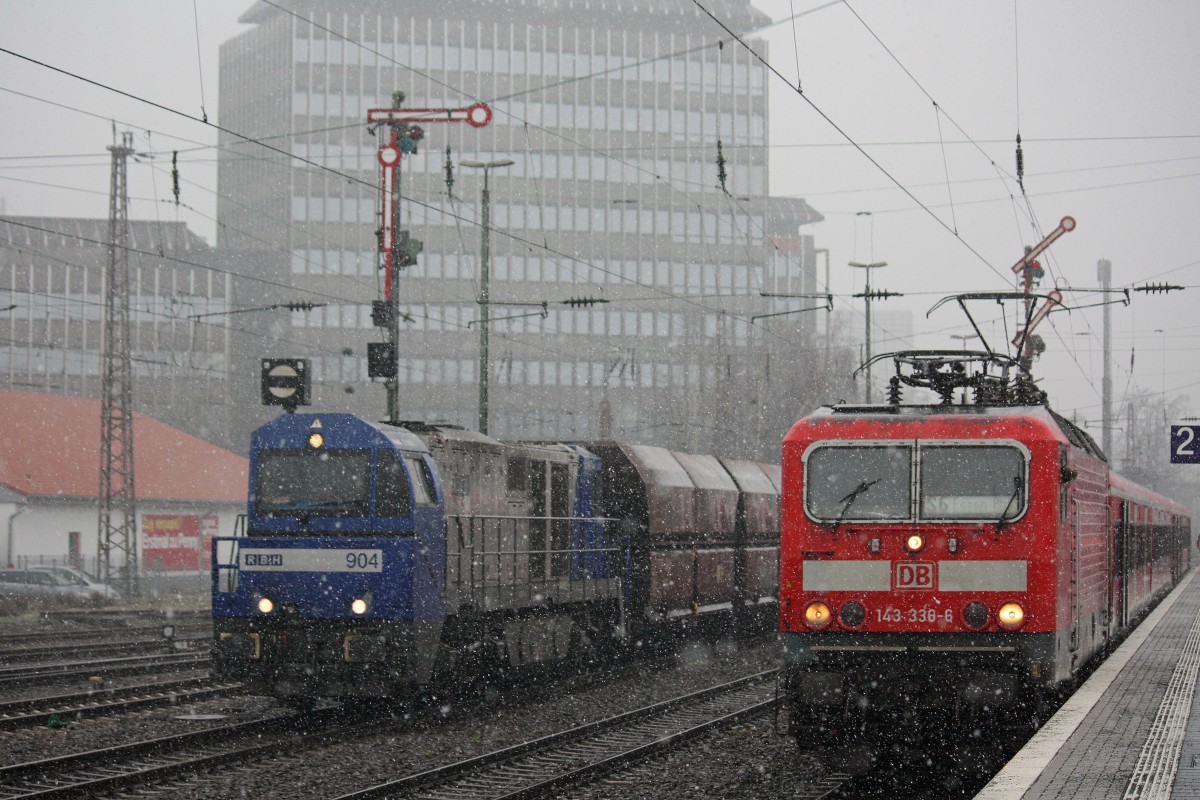 Rechts steht die S6 nach Essen Hbf mit 143 336 und links berholt RBH 904 mit einem Kohlezug.Aufgenommen am 20.3.13 in Dsseldorf-Rath.