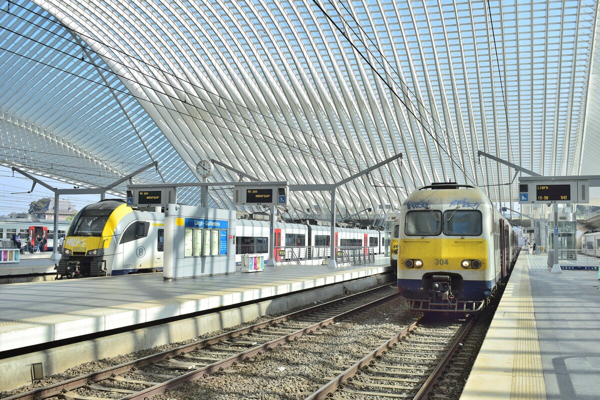 Rechts steht Triebzug 304 als S42 nach Liers welcher mich gerade nach 
Liège-Guillemins gebracht hat. Links steht ein Desiro ML.

Lüttich 04.09.2021