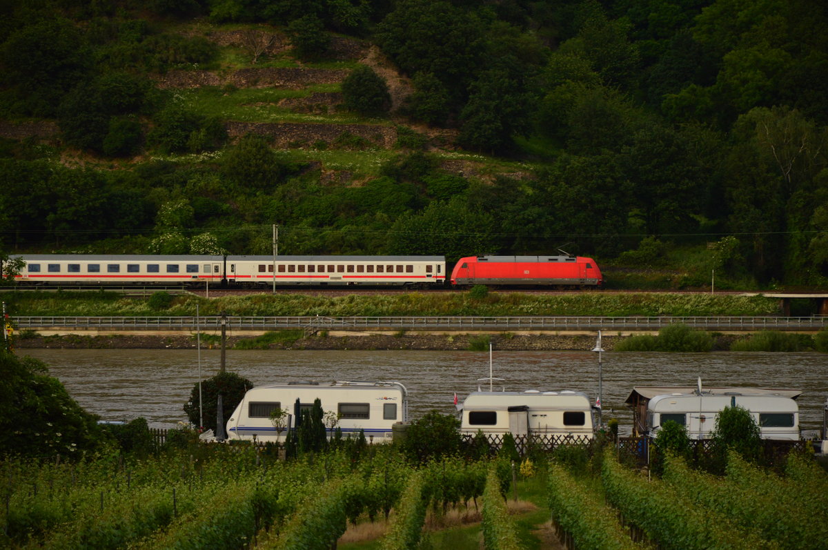 Rechtsrheinisch ist die 101 126-7 schiebend mit einem IC in Richtung Koblenz unterwegs. 10.6.2016