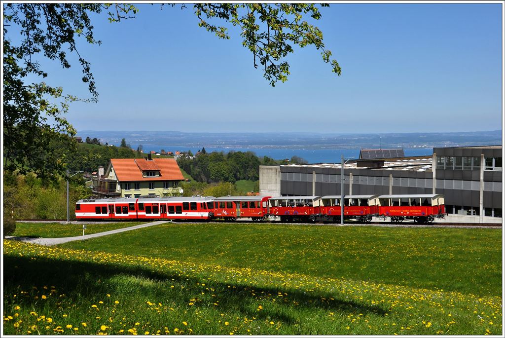 Rechtzeitig zu Auffahrt kamen die wärmeren Temperaturen und die RHB konnte die offenen Sommerwagen in Betrieb nehmen, die an diesem herrlichen Tag rege benützt wurden für die Fahrt vom Bodensee ins Appenzeller Vorderland. (05.05.2016)