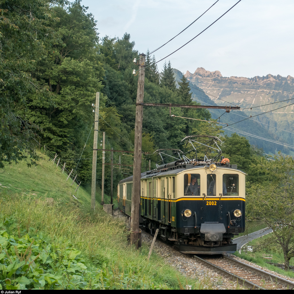Reconstitution du Golden Mountain Pullman Express: Am 8. September 2017 wurde zu einer speziellen Fotofahrt eingeladen. Der FZe 6/6 2002 der Chemin de fer-musée Blonay-Chamby sollte mit den GoldenPass Classic Wagen der MOB zusammengebracht werden und so den legendären Golden Mountain Pullman Express aus den Jahren 1931/32 nachstellen, welchem aufgrund der Weltwirtschaftskrise leider kein Erfolg beschieden war. Da die Wagen in nächster Zeit auf die neue automatische Kupplung umgebaut werden, war dies die letzte Gelgegenheit für ein solches Zusammentreffen.<br>
Da der FZe 6/6 2002 aufgrund seines Zustands derzeit nicht für lange Fahrten gebraucht werden kann und weil die Wagen tagsüber im Einsatz stehen, wurde am Freitagabend eine kurze Fahrt von Sendy-Sollard nach Chamby durchgeführt. Die Wagen wurden vorher mit den Fotografen von der GDe 4/4 6001 von Montreux nach Sendy-Sollard gebracht (wobei die Fotografen kurz vorher an der Fotostelle ausgeladen wurden) und am Ende in Chamby wieder abgeholt für die Rückfahrt nach Montreux.<br>
Der Fotozug im letzten Holzmastenabschnitt auf der MOB unterhalb von Sendy-Sollard.