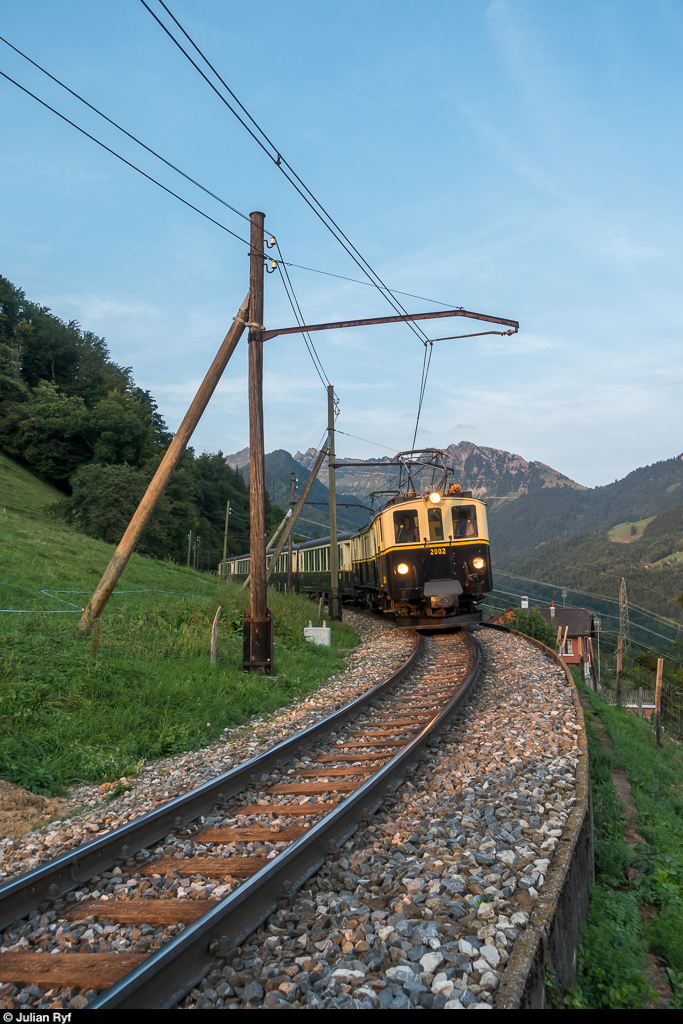 Reconstitution du Golden Mountain Pullman Express: Am 8. September 2017 wurde zu einer speziellen Fotofahrt eingeladen. Der FZe 6/6 2002 der Chemin de fer-musée Blonay-Chamby sollte mit den GoldenPass Classic Wagen der MOB zusammengebracht werden und so den legendären Golden Mountain Pullman Express aus den Jahren 1931/32 nachstellen, welchem aufgrund der Weltwirtschaftskrise leider kein Erfolg beschieden war. Da die Wagen in nächster Zeit auf die neue automatische Kupplung umgebaut werden, war dies die letzte Gelgegenheit für ein solches Zusammentreffen.<br>
Da der FZe 6/6 2002 aufgrund seines Zustands derzeit nicht für lange Fahrten gebraucht werden kann und weil die Wagen tagsüber im Einsatz stehen, wurde am Freitagabend eine kurze Fahrt von Sendy-Sollard nach Chamby durchgeführt. Die Wagen wurden vorher mit den Fotografen von der GDe 4/4 6001 von Montreux nach Sendy-Sollard gebracht (wobei die Fotografen kurz vorher an der Fotostelle ausgeladen wurden) und am Ende in Chamby wieder abgeholt für die Rückfahrt nach Montreux.<br>
Der Fotozug im letzten Holzmastenabschnitt auf der MOB unterhalb von Sendy-Sollard. Die Fundamente für die neuen Masten stehen allerdings schon. In der Kurve gab es noch etwas Abendsonne. 