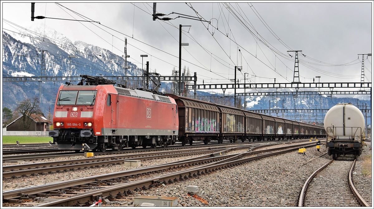 Red Bull Zug nach Basel mit 185 094-0 bei der Durchfahrt in Sargans. (06.03.2017)