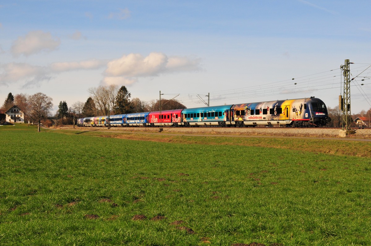  Red Bulletin Fashion-Train  der ÖBB, Steuerwagen voraus bei Übersee am Chiemsee am 04.03.16