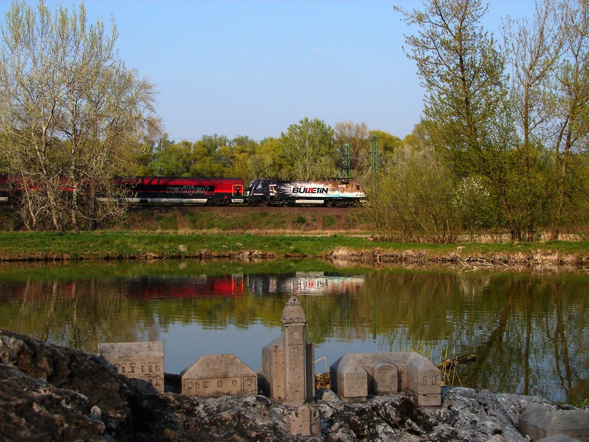 Red Bulletin Lok (1116 222) mit einem Railjet Zug nach Budapest bei Fischteich in der Nähe Szőny. 29.03.2014.