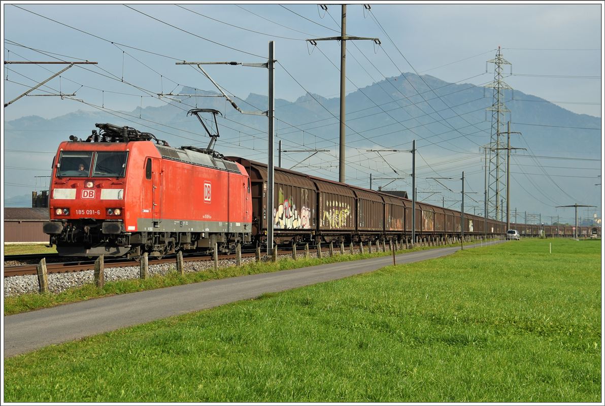 Redbull Ganzzug mit 185 091-6 zwischen Siebnen-Wangen und Schübelbach-Buttikon. (24.10.2016)