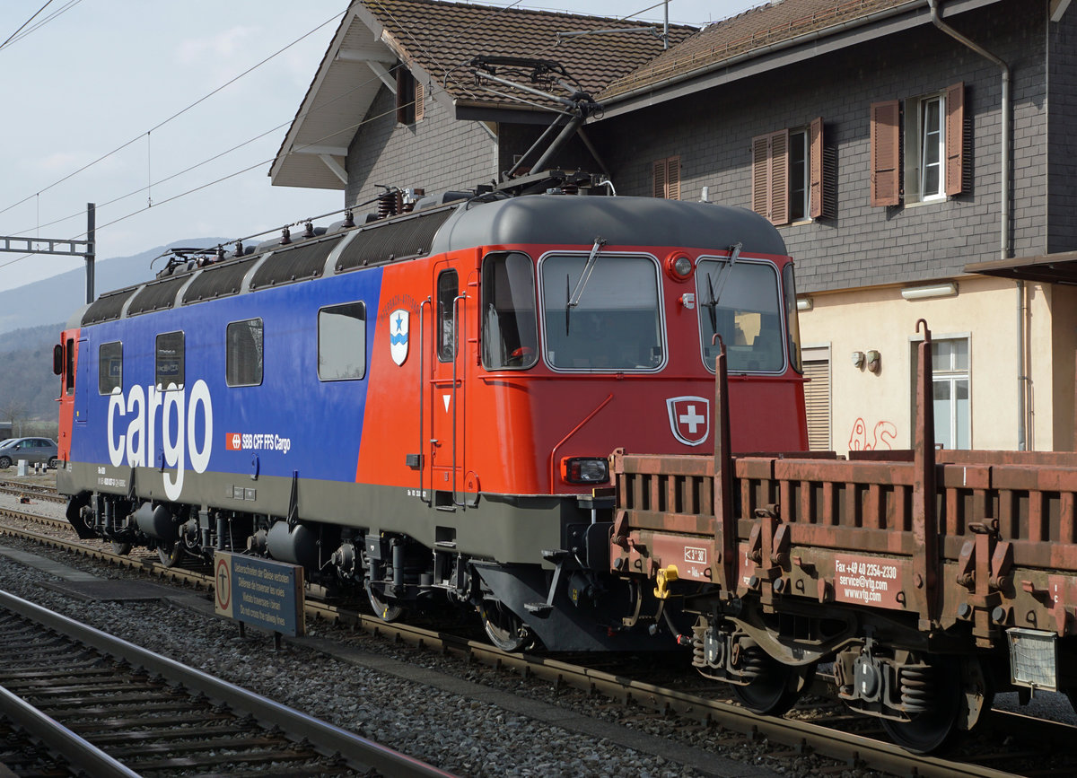 REFIT 3 Re 620 027-3 „LUTERBACH-ATTISHOLZ“ 
Wie aus dem TRUCKLI präsentierte sich am 10. März 2021 die nigelnagelneue Solothurnerin mit ihrem Güterzug in Oberbuchsiten.
Foto:  Walter Ruetsch
