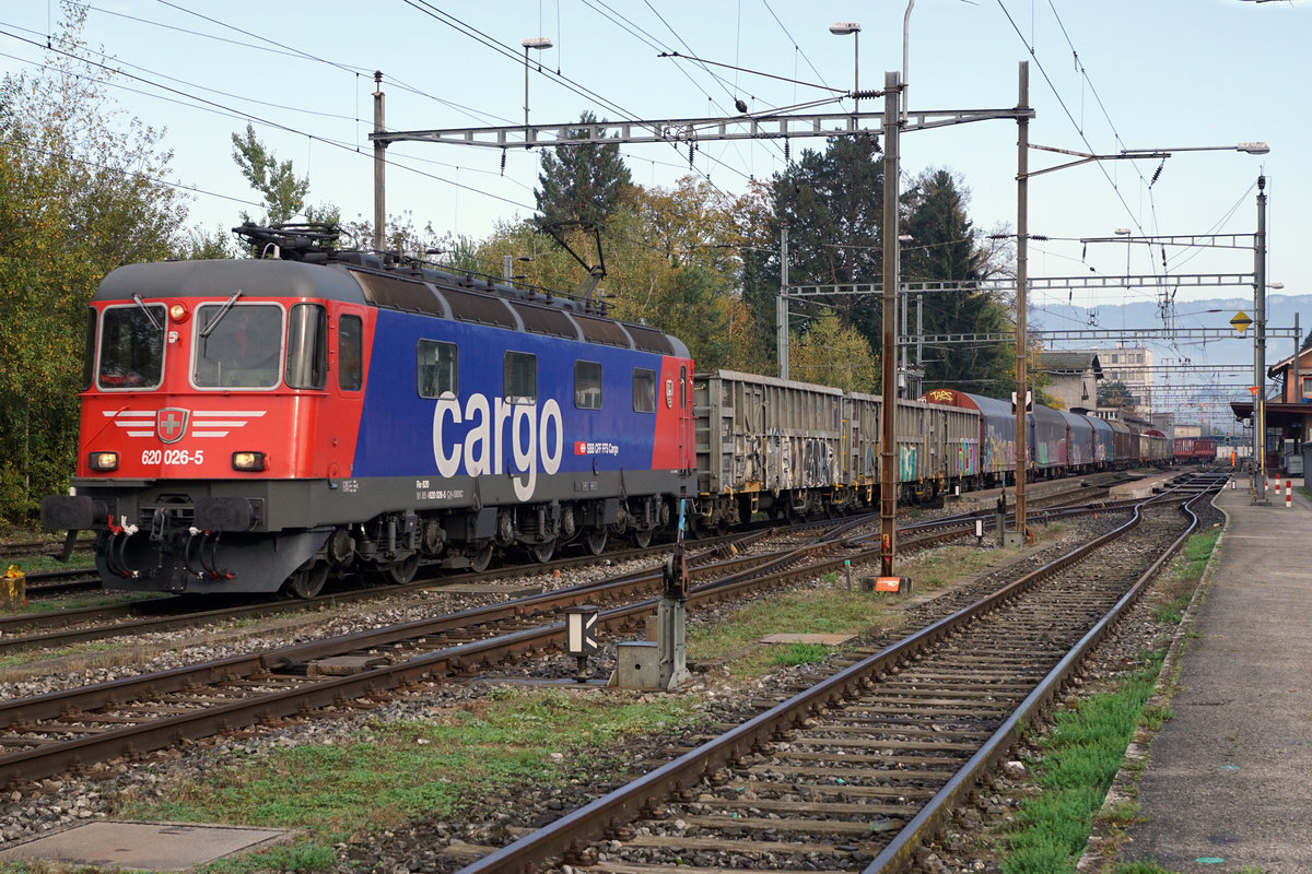 Refit Re 620 026-5  ZOLLIKOFEN  von SBB CARGO.
Seit einigen Tagen präsentiert sich die nigelnagelneue Re 620 026-5  ZOLLIKOFEN  nach der R3 vom 16.9.2019 mit einem neuen Anstrich. Mit den erhaltenen Silberstreifen auf den beiden Stirnfronten gehört sie für die Bahnfreunde der Re 620 zu den fotogensten Lokomotiven der Flotte von SBB CARGO.
Am 24. Oktober 2019 konnte sie erstmals seit der Erneuerung in Gerlafingen bewundert werden.
Foto: Walter Ruetsch 