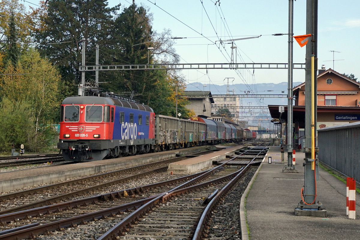Refit Re 620 026-5  ZOLLIKOFEN  von SBB CARGO.
Seit einigen Tagen präsentiert sich die nigelnagelneue Re 620 026-5  ZOLLIKOFEN  nach der R3 vom 16.9.2019 mit einem neuen Anstrich. Mit den erhaltenen Silberstreifen auf den beiden Stirnfronten gehört sie für die Bahnfreunde der Re 620 zu den fotogensten Lokomotiven der Flotte von SBB CARGO.
Am 24. Oktober 2019 konnte sie erstmals seit der Erneuerung in Gerlafingen bewundert werden.
Foto: Walter Ruetsch 
