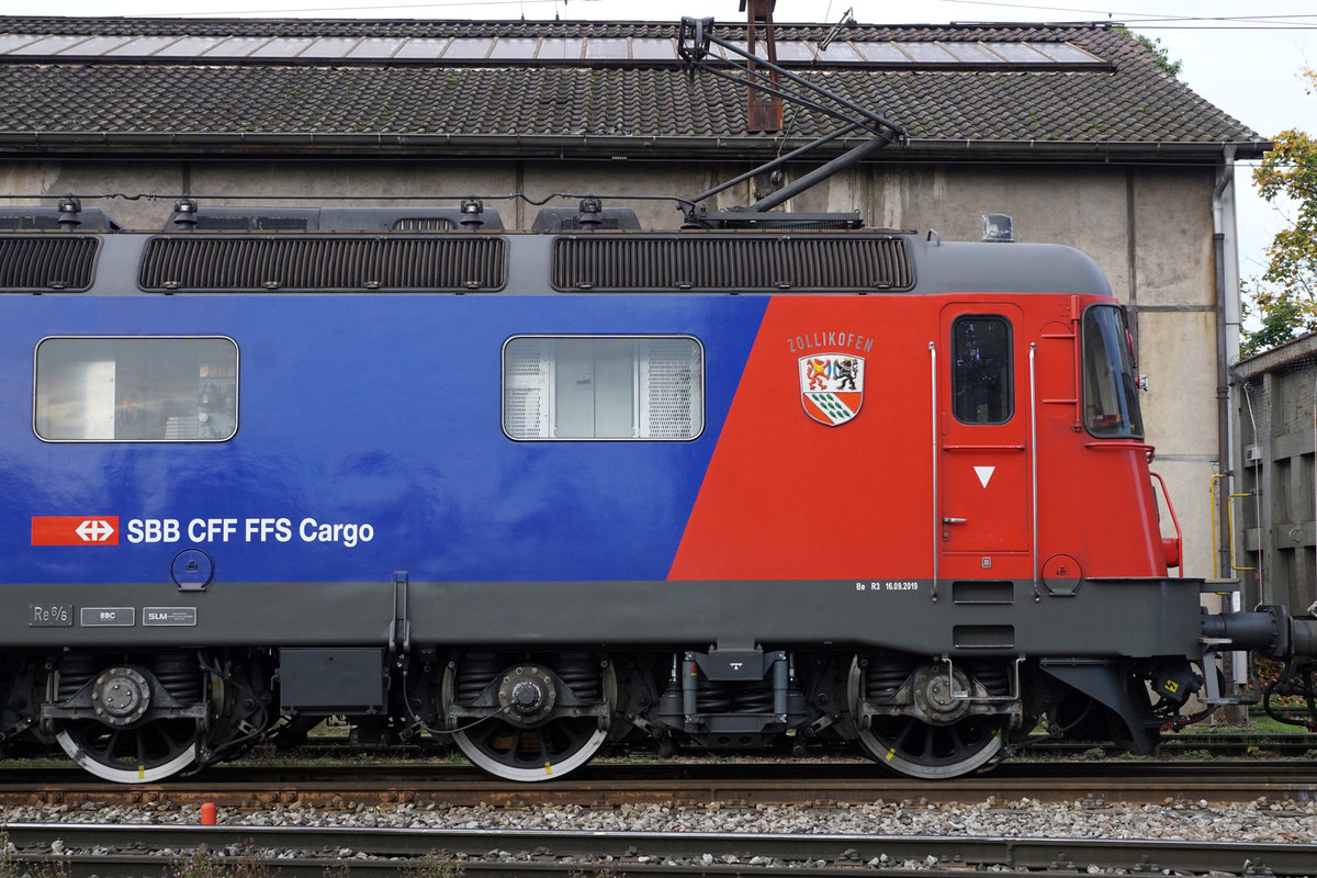 Refit Re 620 026-5  ZOLLIKOFEN  von SBB CARGO.
Seit einigen Tagen präsentiert sich die nigelnagelneue Re 620 026-5  ZOLLIKOFEN  nach der R3 vom 16.9.2019 mit einem neuen Anstrich. Mit den erhaltenen Silberstreifen auf den beiden Stirnfronten gehört sie für die Bahnfreunde der Re 620 zu den fotogensten Lokomotiven der Flotte von SBB CARGO.
Am 24. Oktober 2019 konnte sie erstmals seit der Erneuerung in Gerlafingen bewundert werden.
Foto: Walter Ruetsch 