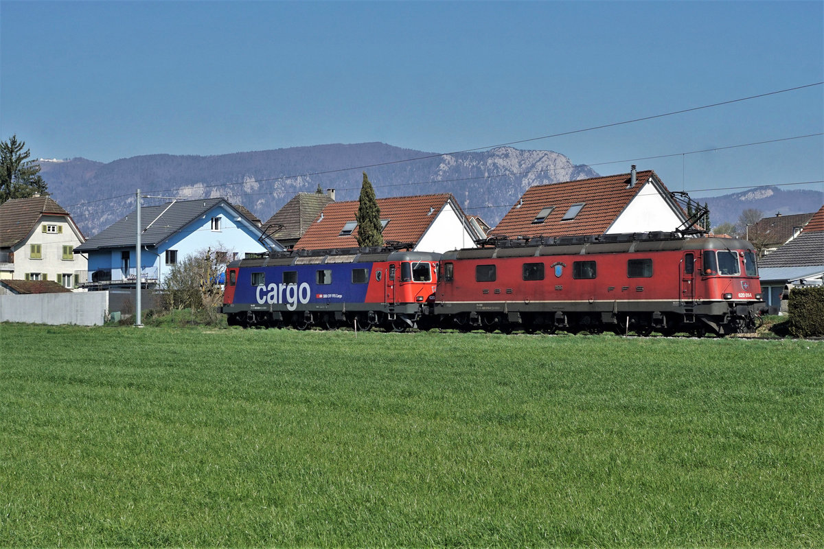 Refit Re 620 029-9 (Re 6/6 11629)  INTERLAKEN  und Re 620 016-6 (Re 6/6 11616)  ILLNAU-EFFRETIKON  als DOPPELPACKET nach Gerlafingen.
Lasthalber schleppten am 25. März 2020 die Interlaken und die Illnau-Effretikon mit ihren 21'200 PS ihre schwere Güterlast nach Gerlafingen zur Stahl AG, was zu einem äussert seltenen Anblick führte.
Foto: Walter Ruetsch 