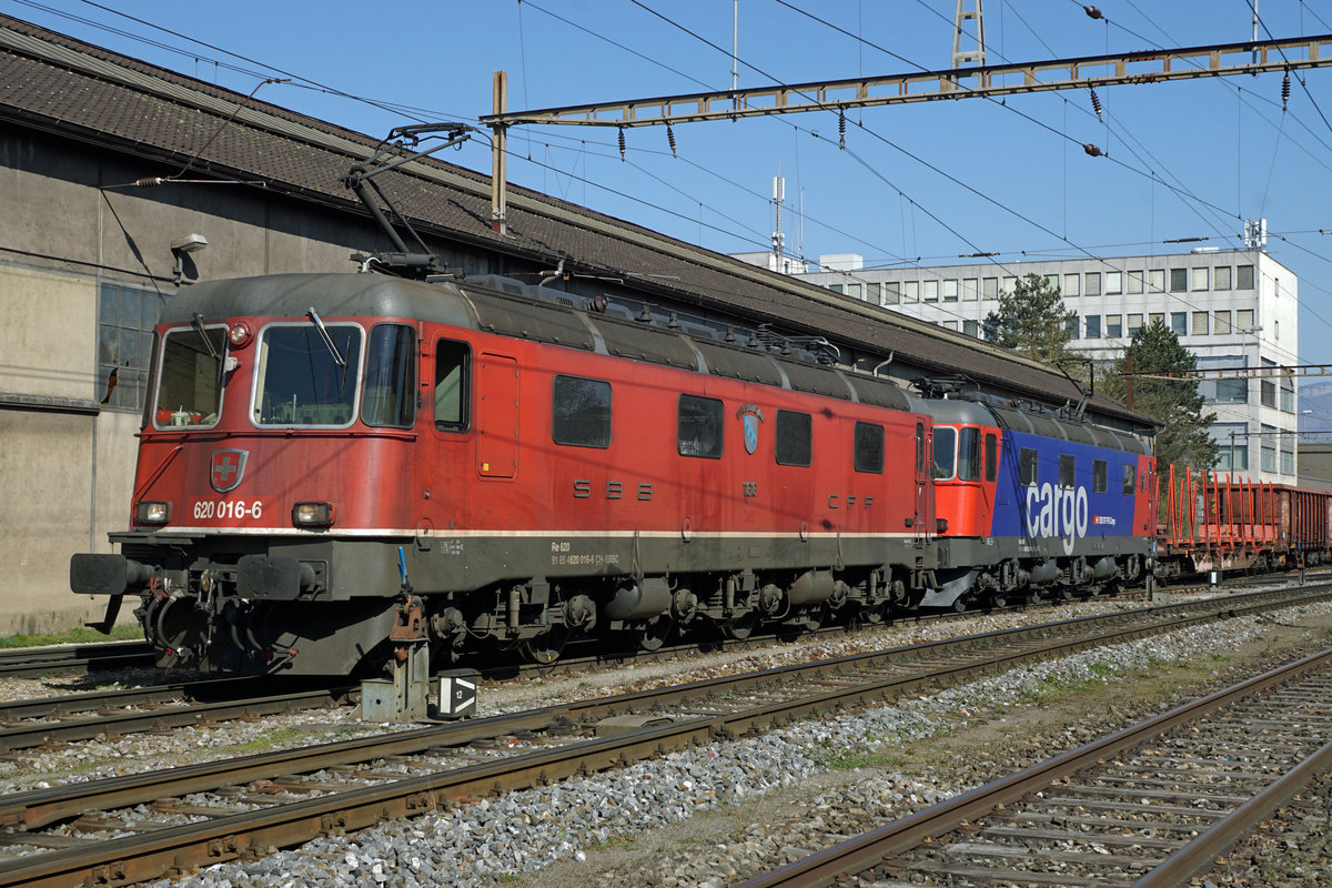 Refit Re 620 029-9 (Re 6/6 11629)  INTERLAKEN  und Re 620 016-6 (Re 6/6 11616)  ILLNAU-EFFRETIKON  als DOPPELPACKET nach Gerlafingen.
Lasthalber schleppten am 25. März 2020 die Interlaken und die Illnau-Effretikon mit ihren 21'200 PS ihre schwere Güterlast nach Gerlafingen zur Stahl AG, was zu einem äussert seltenen Anblick führte.
Foto: Walter Ruetsch 
