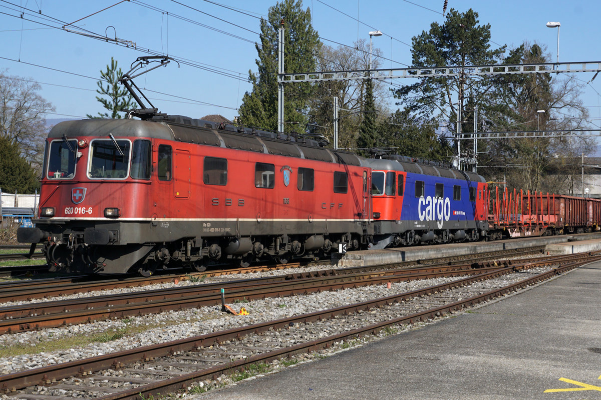 Refit Re 620 029-9 (Re 6/6 11629)  INTERLAKEN  und Re 620 016-6 (Re 6/6 11616)  ILLNAU-EFFRETIKON  als DOPPELPACKET nach Gerlafingen.
Lasthalber schleppten am 25. März 2020 die Interlaken und die Illnau-Effretikon mit ihren 21'200 PS ihre schwere Güterlast nach Gerlafingen zur Stahl AG, was zu einem äussert seltenen Anblick führte.
Foto: Walter Ruetsch 