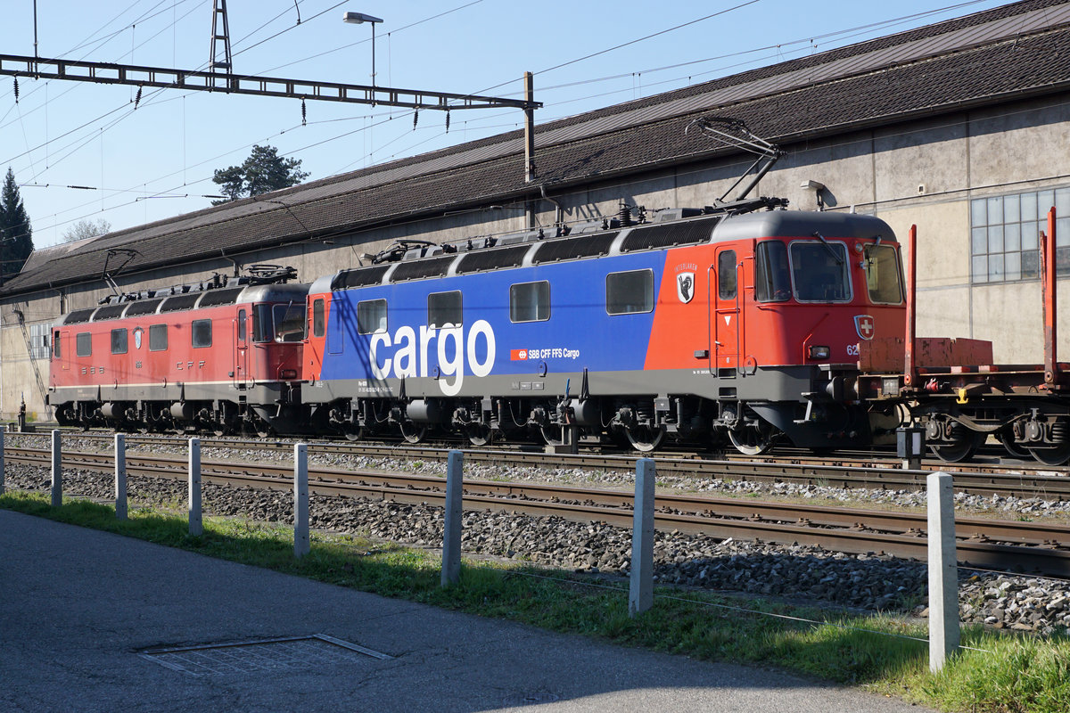 Refit Re 620 029-9 (Re 6/6 11629)  INTERLAKEN  und Re 620 016-6 (Re 6/6 11616)  ILLNAU-EFFRETIKON  als DOPPELPACKET nach Gerlafingen.
Lasthalber schleppten am 25. März 2020 die Interlaken und die Illnau-Effretikon mit ihren 21'200 PS ihre schwere Güterlast nach Gerlafingen zur Stahl AG, was zu einem äussert seltenen Anblick führte.
Foto: Walter Ruetsch 