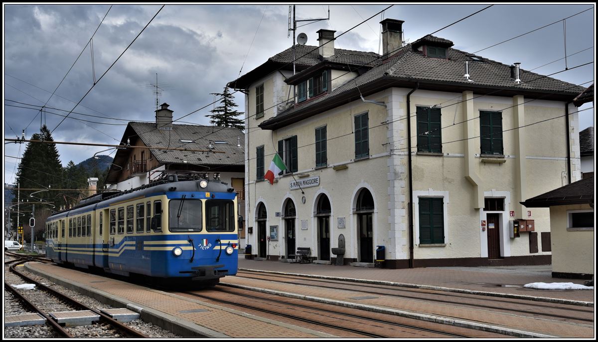 Reg 262 mit ABe 8/8 22  Ticino  von Re nach Domodossola in S.Maria Maggiore. (10.04.2019)